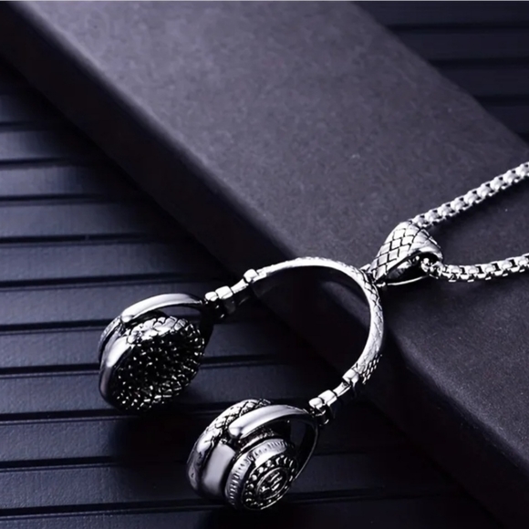 Headphone Pandant Necklace - Picture 6 of 6